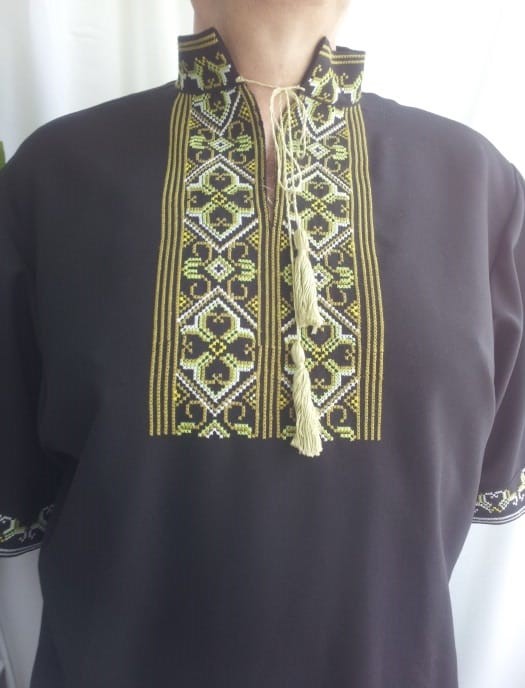 Вышиванка старославянская с оберегом, короткий рукав, вышитая на чёрном габардине, вышивка крестиком