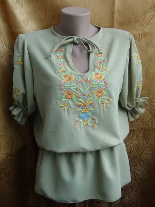Блуза льняная салатового цвета, вышивка гладью под петрикивскую роспись с красивым растительеым орнаментом