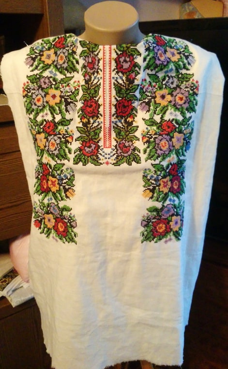 Деталь борщивской сорочки женской (перед)
